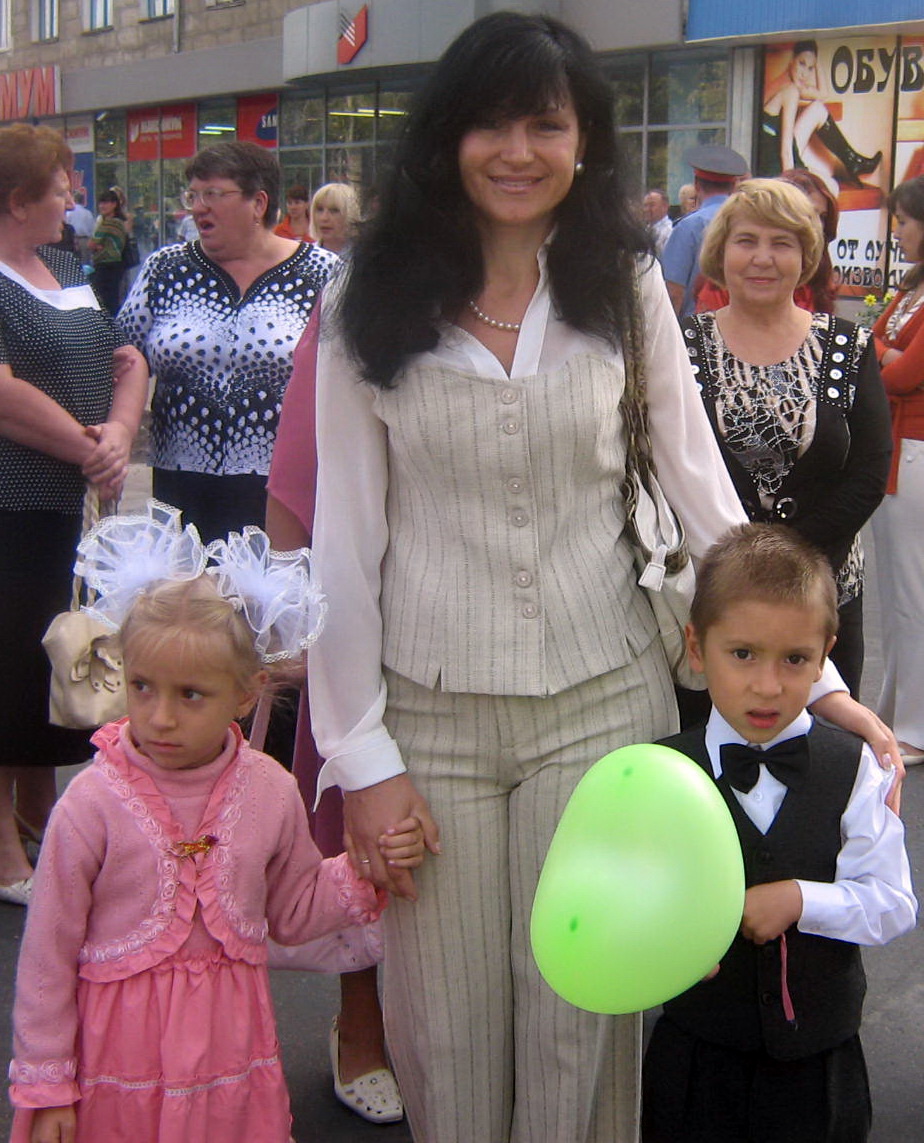 Лозан Тетяна Андріївна та її діти - Ілля і 
 Анастасія (учні 4 класу нашої школи)